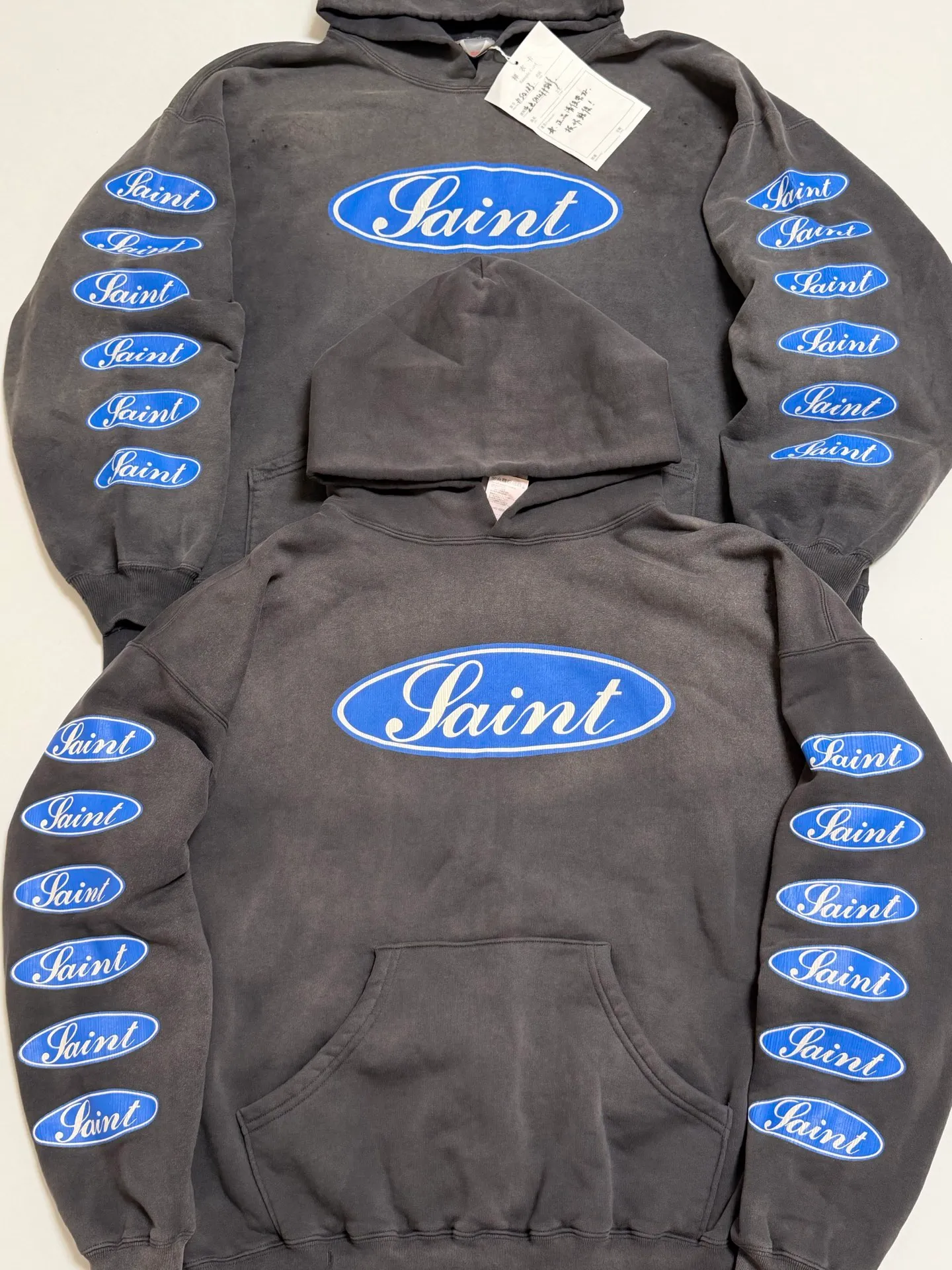 Pattern vs Original SAINT Mxxxxxx HOODIE/LOVE AMONG/BLK Blue SAINT Barrage Slogan Hoodie Washed Black S-XL The latest version has been modified many times. The version is closer to the original version and has a stronger street flavor! Heavy washing with water-sprayed fading process for stronger distressing effect. Handmade wormhole destruction treatment. Authentic level extreme distressed crack printing. The main mark and wash mark are all correct versions.